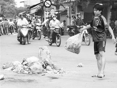 Vứt rác ra đường