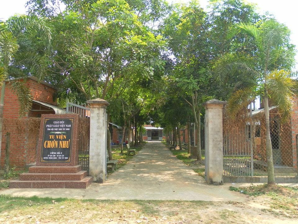 Cổng số 2 vào khu phát triển Chùa Am