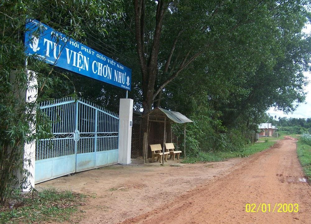 Con đường dẫn vào Chùa Am (Tu Viện Chơn Như)