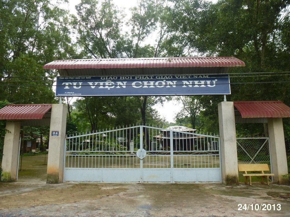 Cổng vào Chùa Am (Tu Viện Chơn Như)