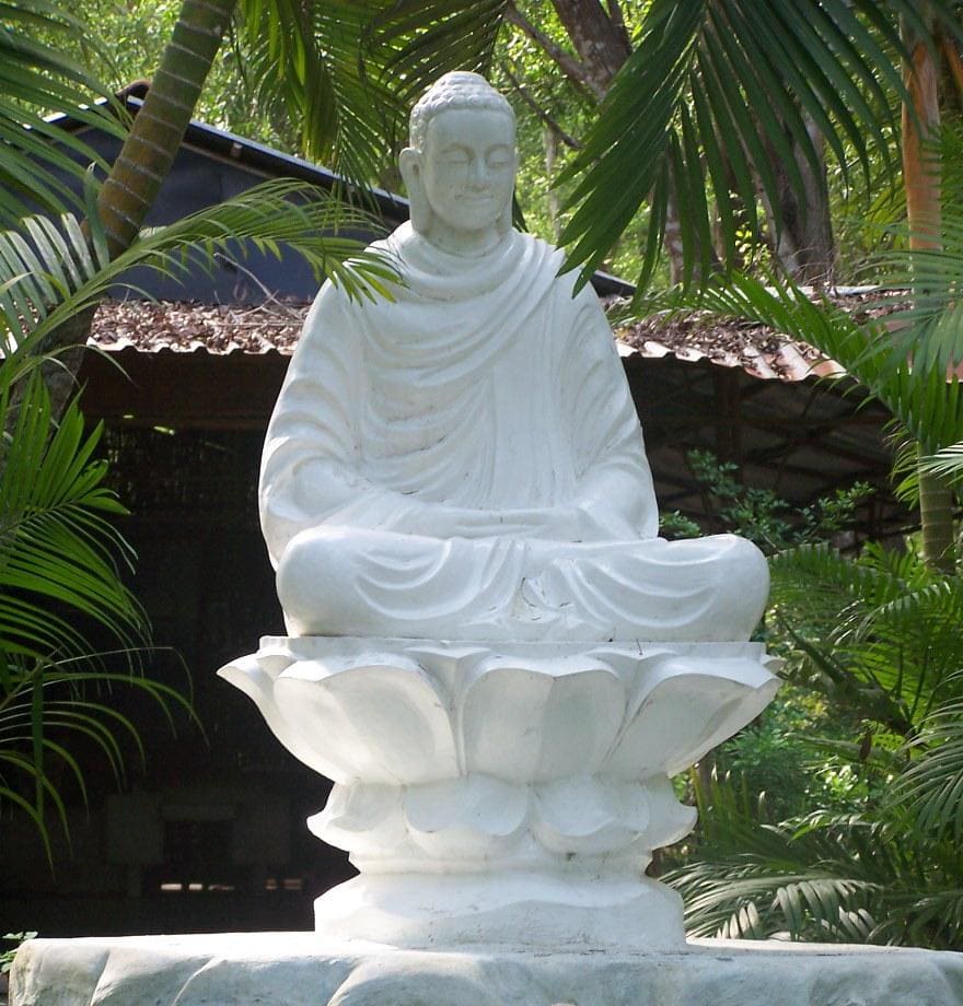 Tượng Phật Thích Ca tĩnh toạ trong khuôn viên Chùa Am