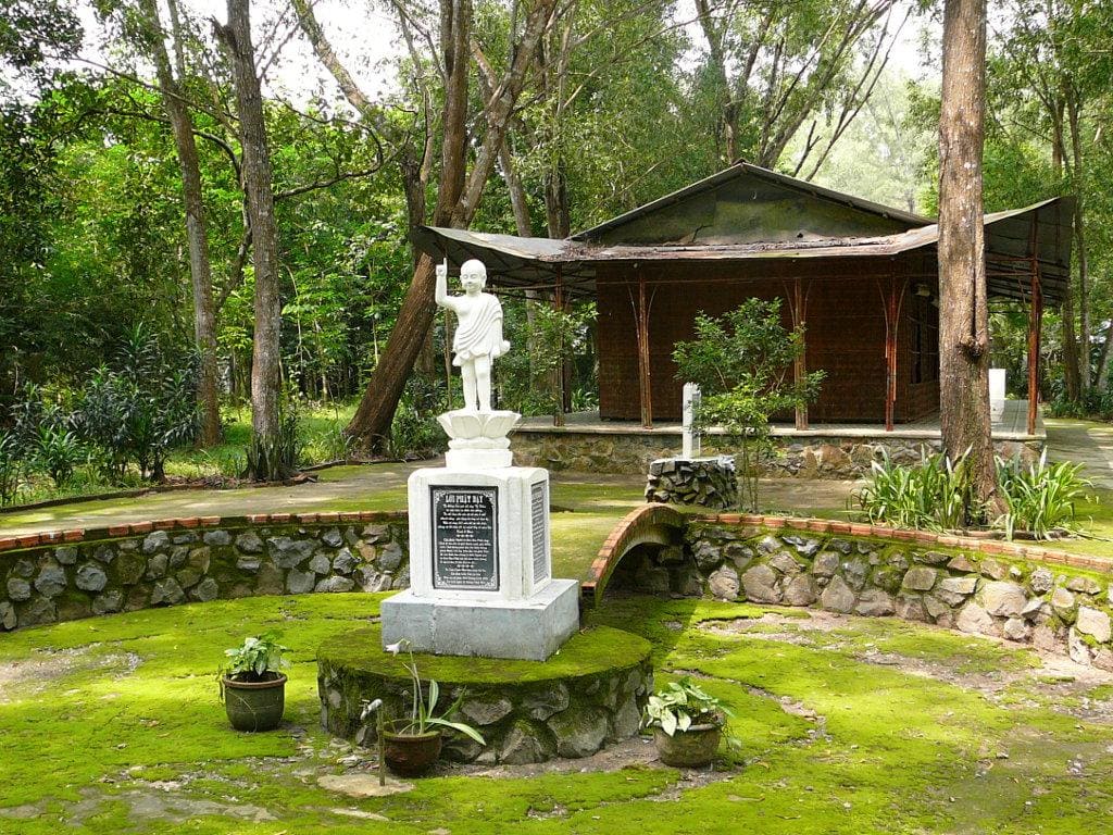Tượng Phật Thích Ca đản sinh trong khuôn viên Chùa Am