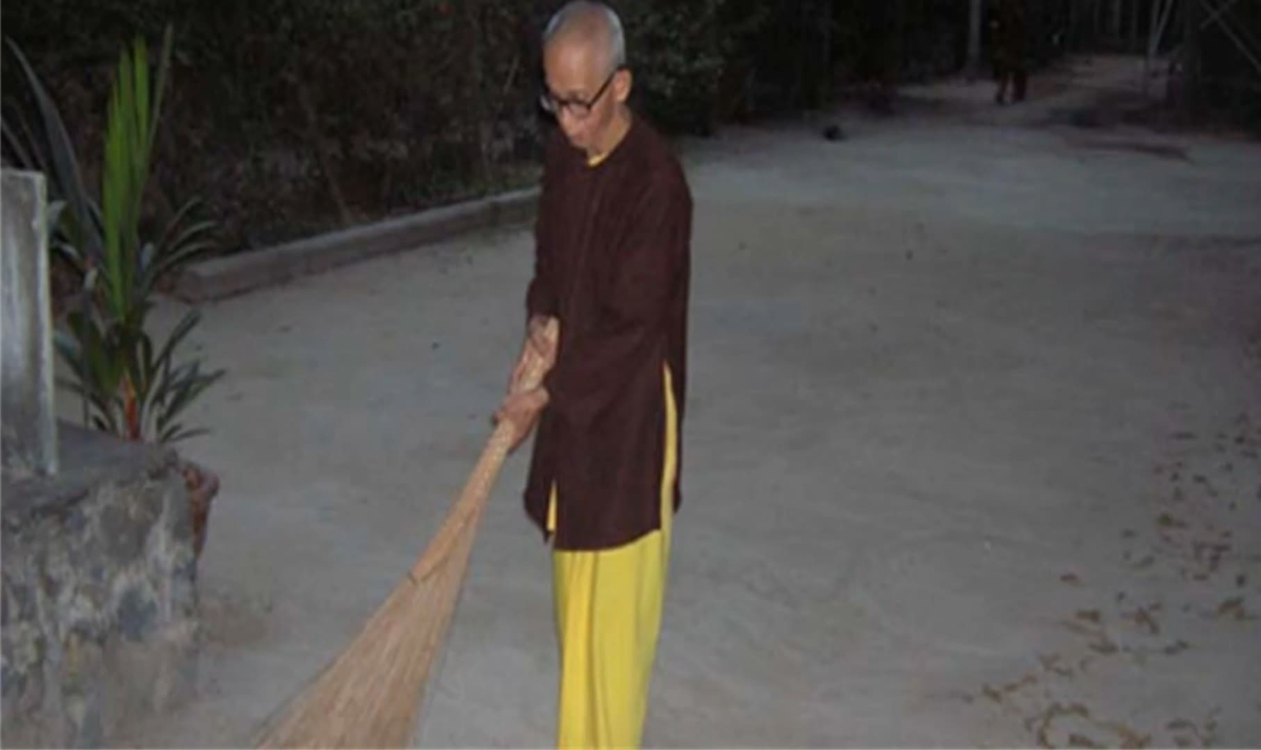 Trưởng lão Thích Thông Lạc trong tu viện
