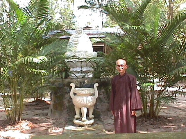 Trưởng lão Thích Thông Lạc trong tu viện