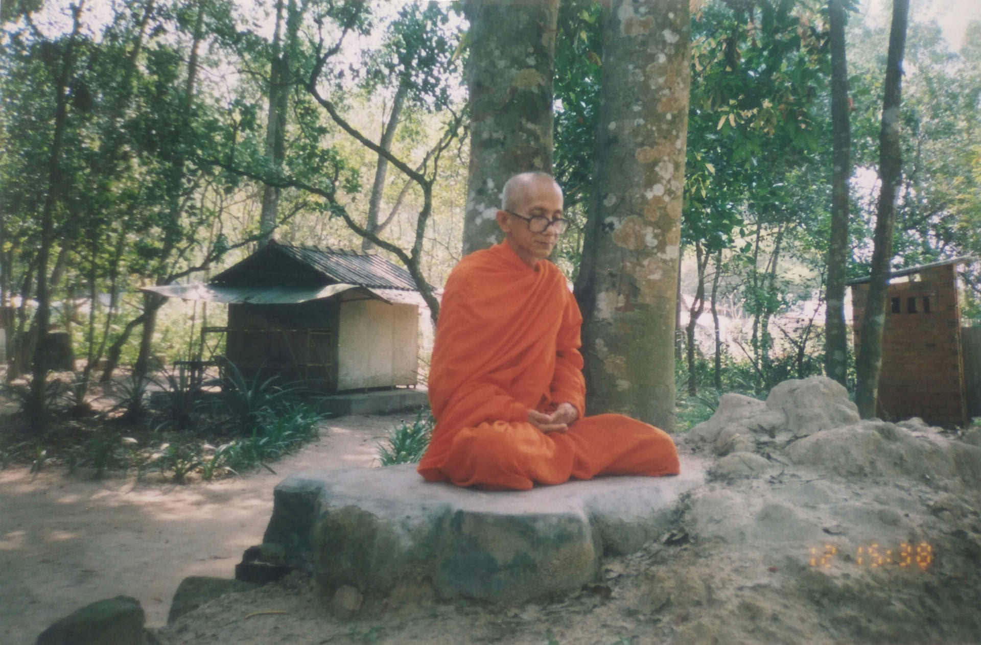 Trưởng lão Thích Thông Lạc ngồi thiền