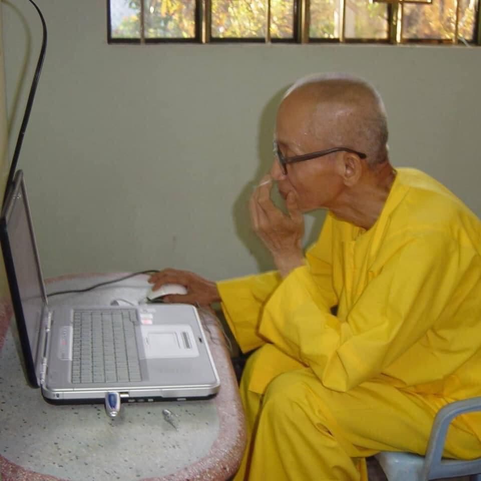 Trưởng lão Thích Thông Lạc viết sách, soạn bài, trả lời thư